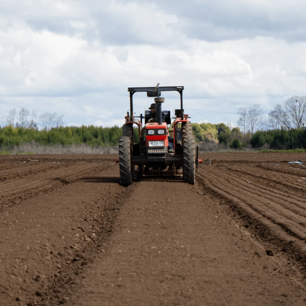 Tractor sembrando un campo