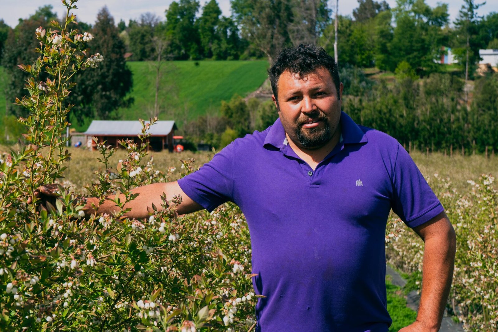 Jonny Peña, productor de Naturnice, posando en su campo