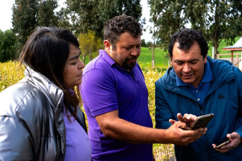 Jonny Peña junto a Franciso y Valeska, ingenieros agrícolas de Naturncie