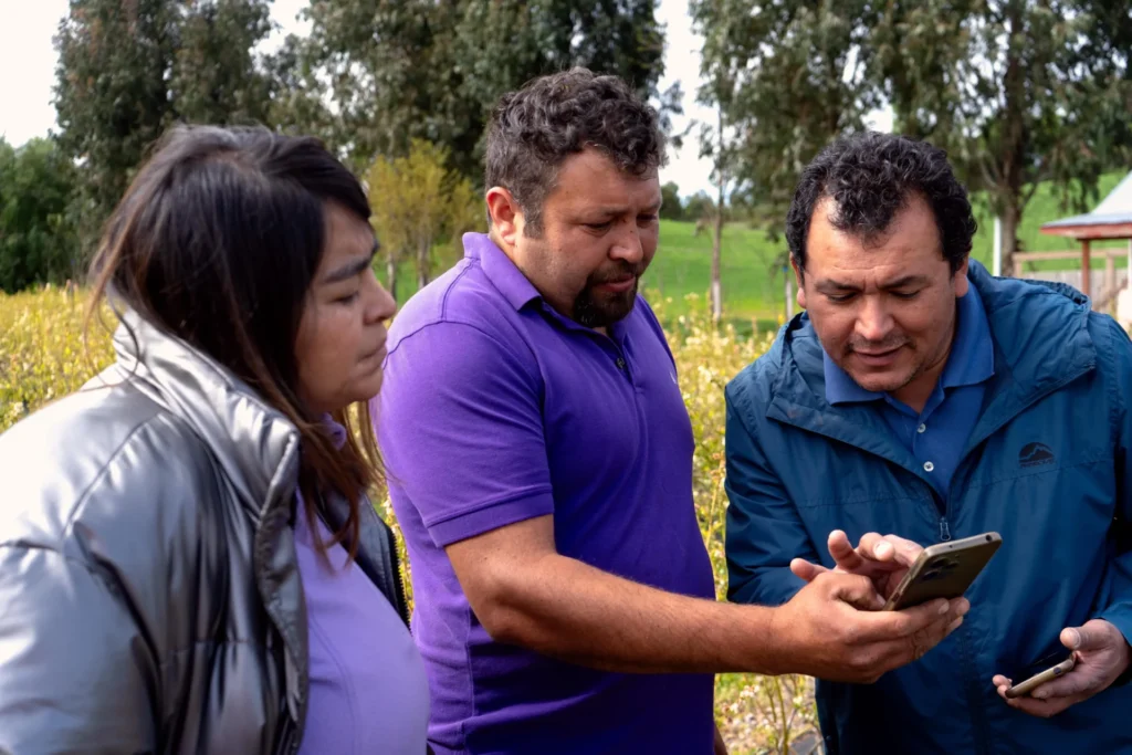 Jonny Peña junto a Franciso y Valeska, ingenieros agrícolas de Naturncie